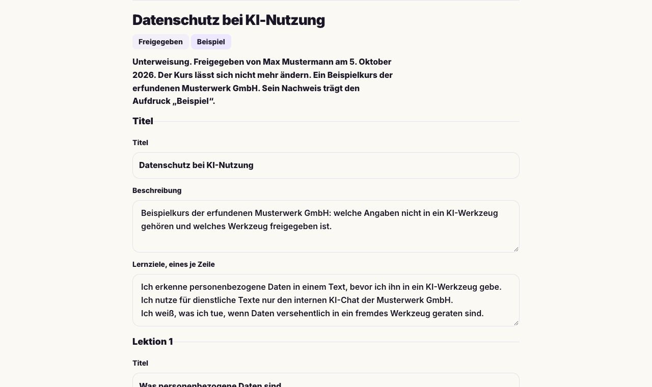 Kursansicht in Studio: der freigegebene Beispielkurs „Datenschutz bei KI-Nutzung“ der Musterwerk GmbH mit den Etiketten Freigegeben und Beispiel, darunter Titel, Beschreibung und Lernziele.